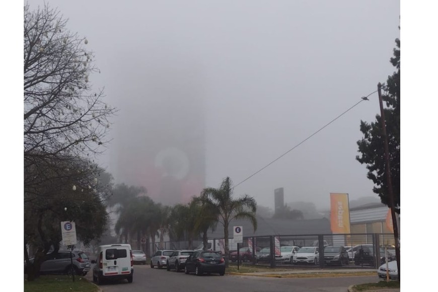 La neblina se hizo presente y complicó la visibilidad, tapando incluso al mural de Lionel Messi. Crédito: El Litoral