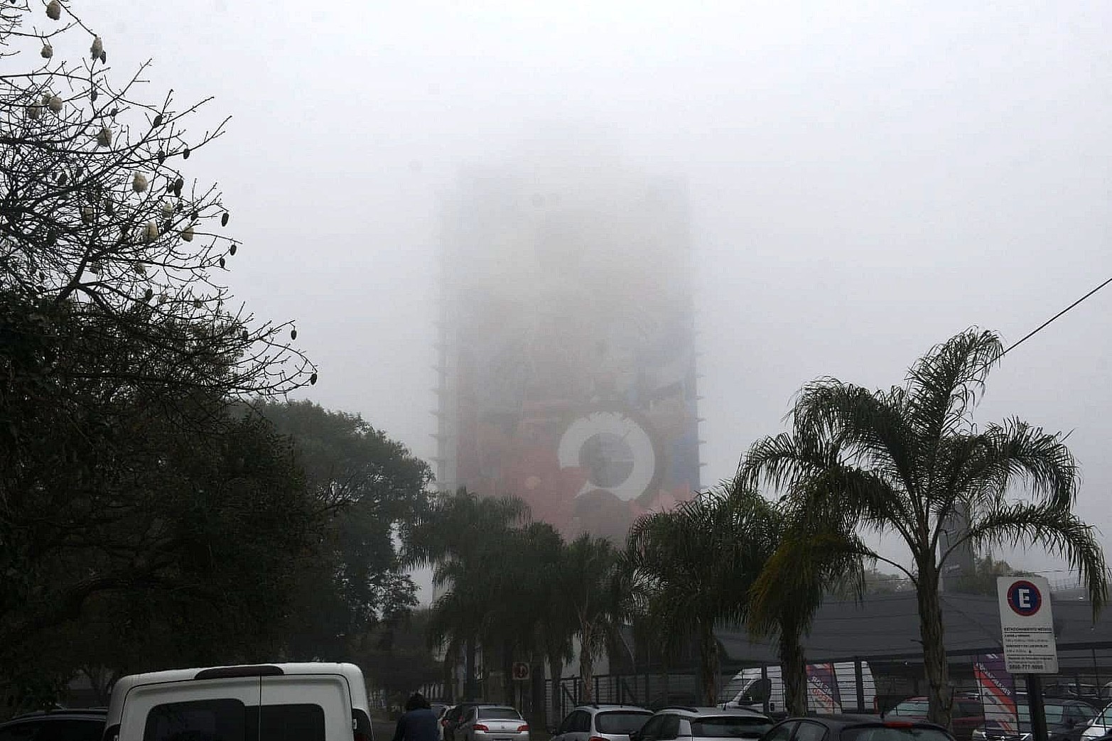 La niebla tapó la ciudad. El mural de Messi en el edificio CAM 100 de Las Heras y Alem quedó tapado.