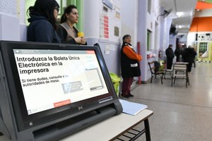 Los comicios en la Ciudad de Buenos Aires se desarrollan con demoras y problemas en algunos centros de votación.