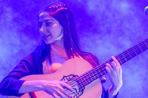 La voz de Julieta Loza, acompañada por músicos y bailarines, promete transportar al público a un viaje musical a través de la tradición del folklore argentino. Foto: Gentileza producción