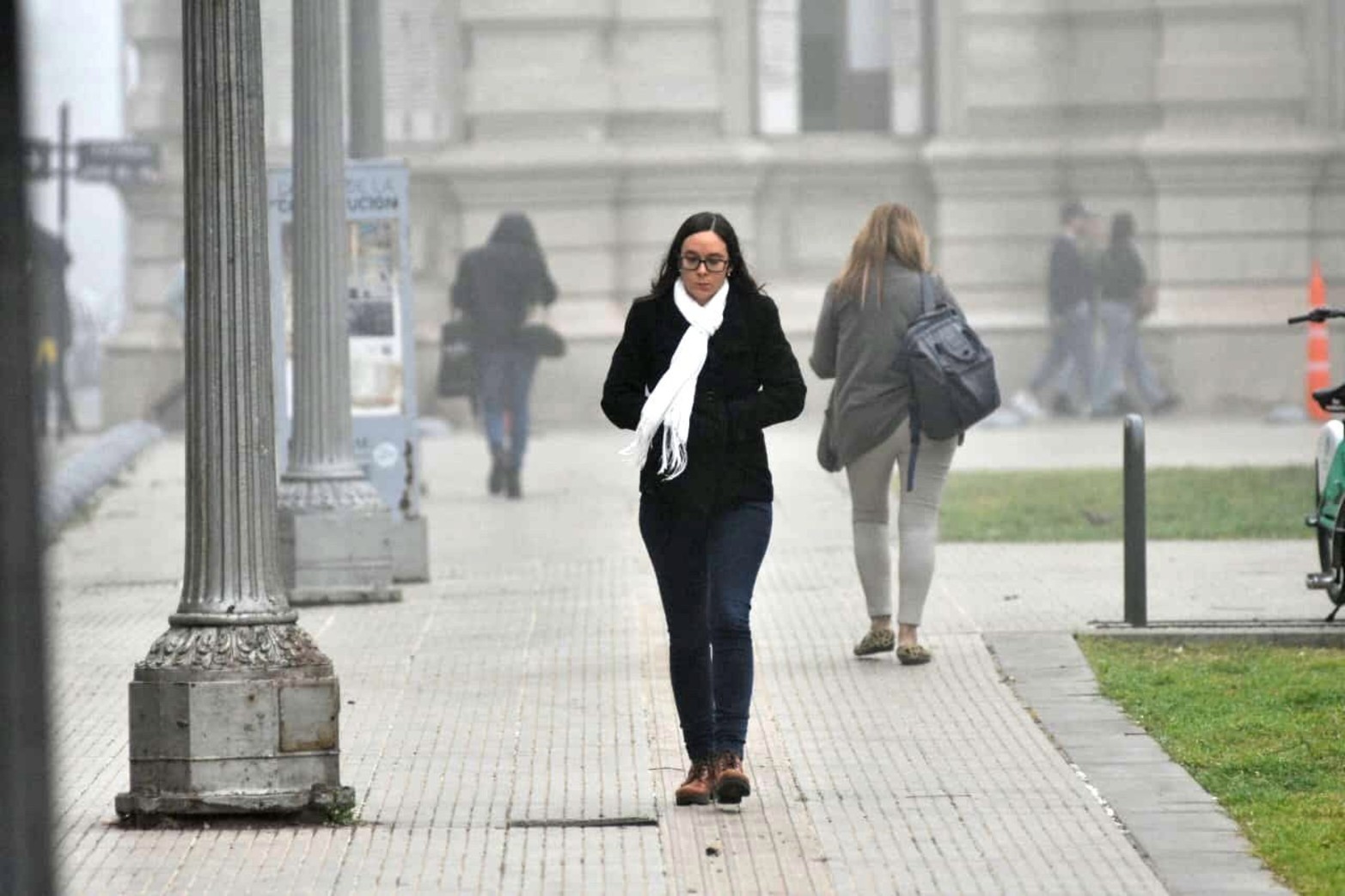 Mano en los bolsillos, bufanda y campera. Ayer la temperatura superó los 30 grados. Hoy algunas ya previeron el cambio de clima.