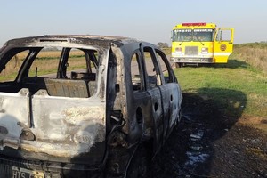 Fueron convocados los Bomberos Voluntarios de Barrancas y personal de la Comisaría 3ª de esa localidad.