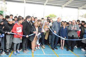 Corte de cintas para dar cierre al acto inaugural del playón deportivo.