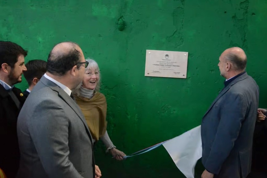 Chiarella, Baroni y Perotti, en el descubrimiento de la placa junto a Silvia Villarroya.