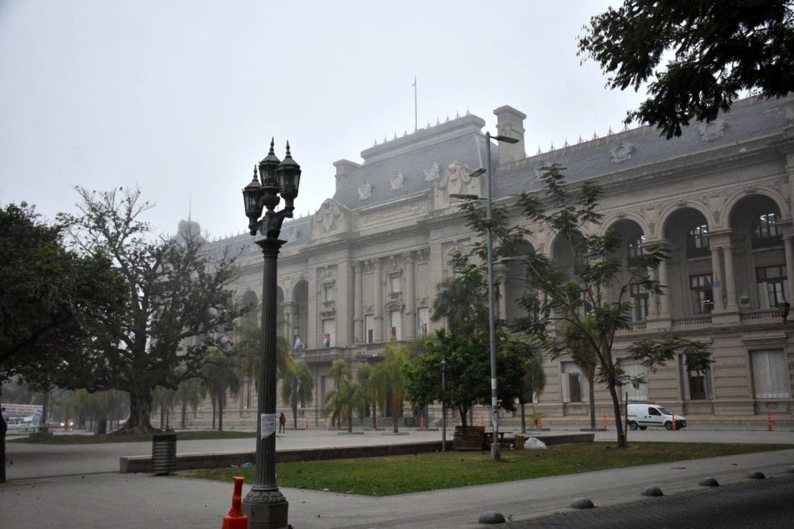 La niebla tapó la ciudad. La zona de casa de Gobierno en el sur de la ciudad.