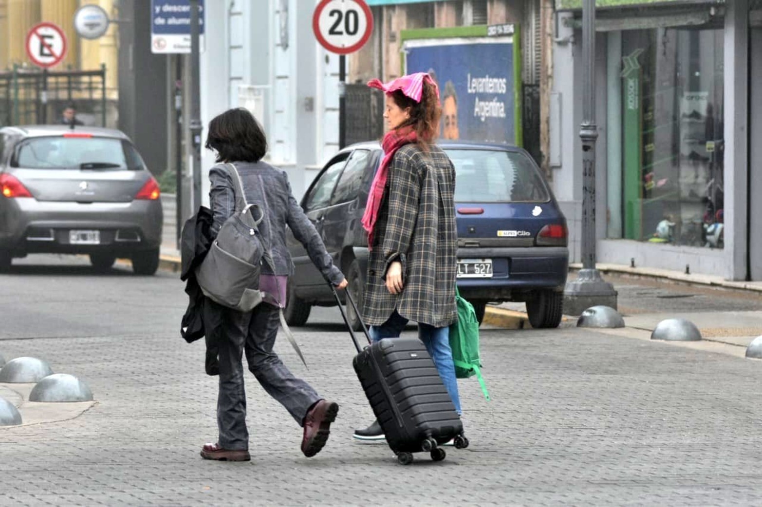 A taparse la cabeza. Con lo que hay estas dos mujeres salieron igual en la zona del centro cívico de la ciudad.