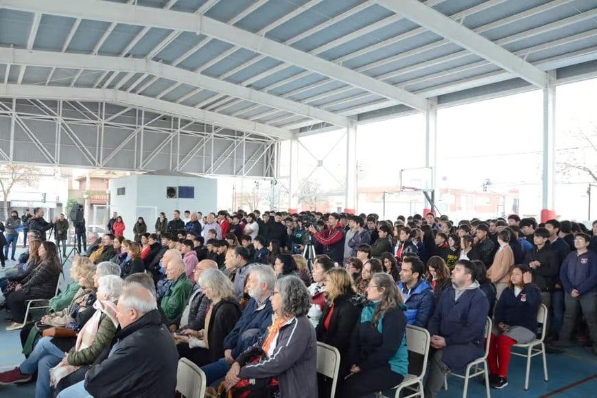 Gran concurrencia de hombres y mujeres que forjaron la historia grande del Industrial.