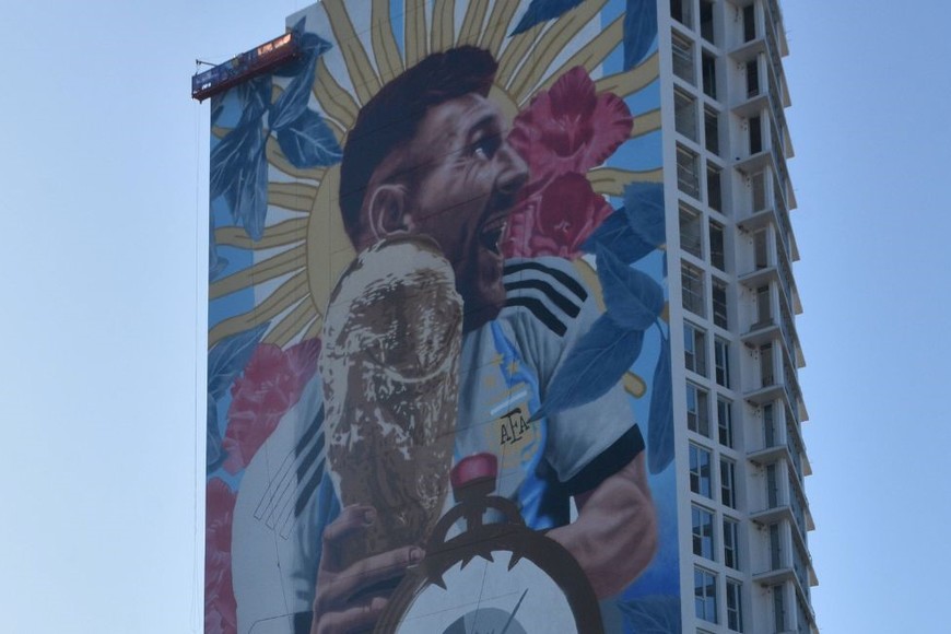 La obra muestra al capitán argentino que se consagró campeón del mundo en Qatar 2022.  Crédito: Flavio Raina.