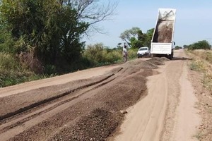 El convenio permitió la concreción de casi 14 kilómetros de trazas rurales. La inversión beneficia de manera directa a 12 productores que aportan más de 14 millones de litros de leche cruda al año y agricultores de trigo, soja y maíz.