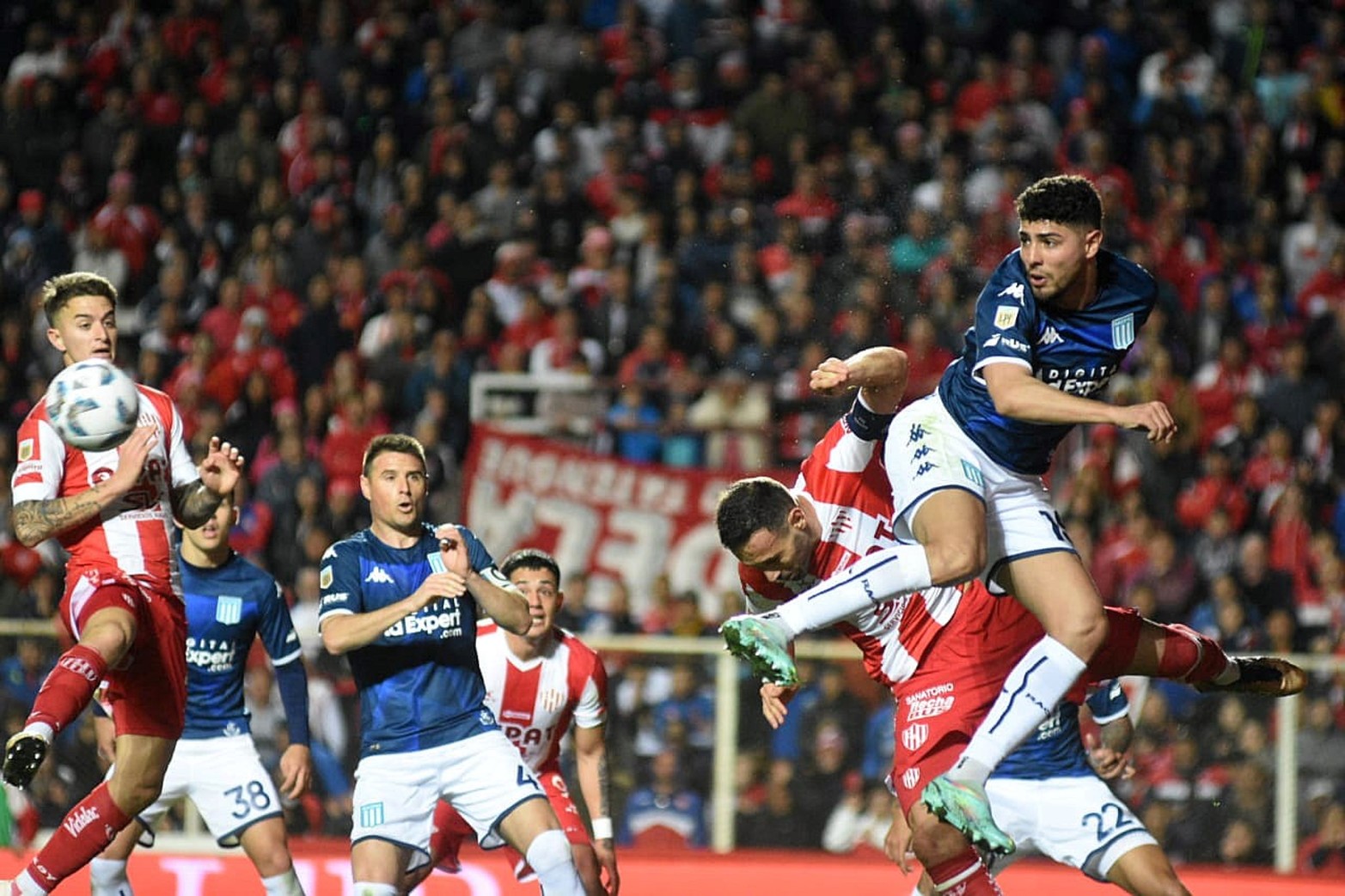 Unión empató 1 a 1 con Racing en Santa Fe, en la apertura de la Copa de la Liga. El gol del "Tate" fue convertido por el debutante Gonzalo Morales a los 22' del segundo tiempo.