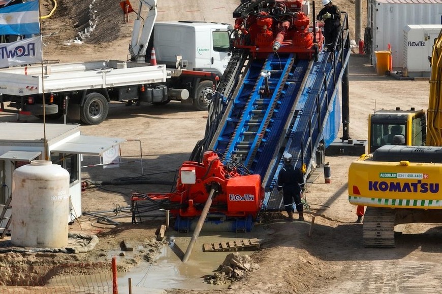 El dispositivo de perforación ingresa con un "trépano" en el final, que es una herramienta giratoria que se emplea en excavaciones y permite el paso del fluido de perforación, a su vez lubrica y refrigera el dispositivo. Foto: Fernando Nicola