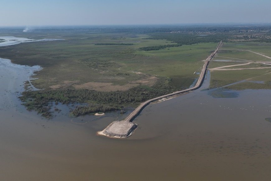 En la orilla de Rincón se espera que la perforación complete los 1.850 metros que lo separan de El Chaquito para insertar el cabezal de 24 pulgadas de diámetro. Foto: Fernando Nicola