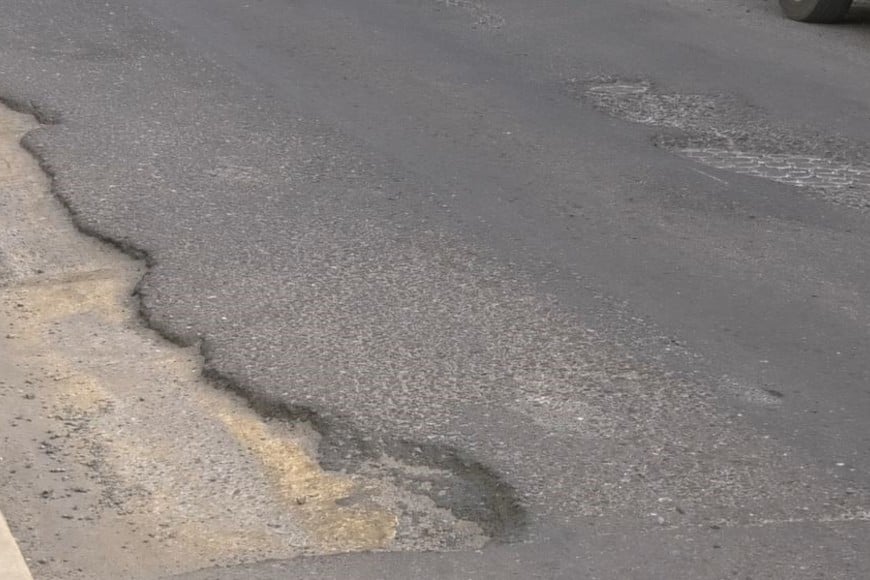 La presencia de baches  y el mal estado de las calles preocupa a quienes transitan por la zona.