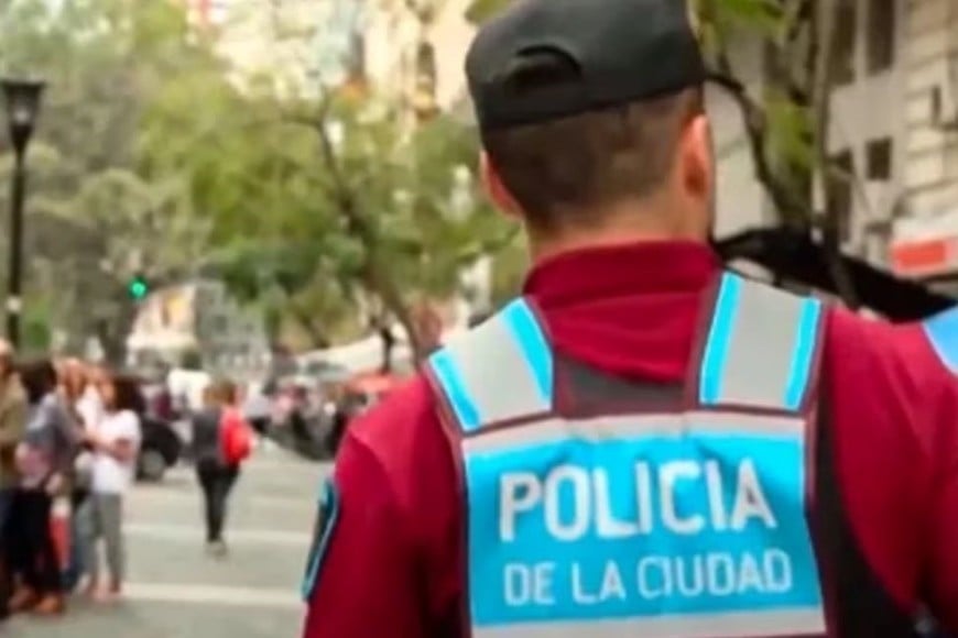 El hombre llegó al lugar vestido de civil, pero se identificó como policía una vez que los ladrones los increparon