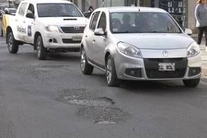 Se trata de una arteria altamente transitada por automóviles y líneas de colectivo.