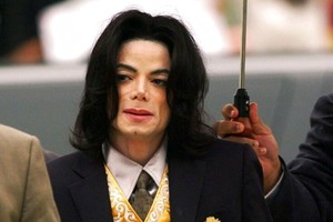 Una corte de apelaciones de California falló a favor de dos hombres que acusan a Michael Jackson de haber abusado sexualmente de ellos.