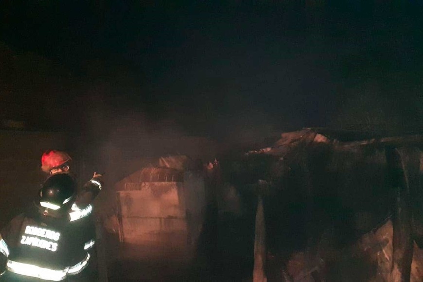 Ardua labor de los bomberos en la vivienda tomada por el fuego.