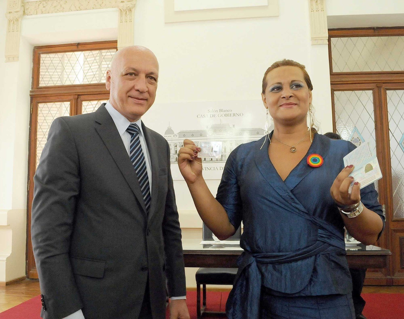 12 de marzo de 2012. En el Salón Blanco de Casa de Gobierno el gobernador Antonio Bonfatti le entrega el nuevo DNI con el cambio de nombre a Alejandra Ironici.