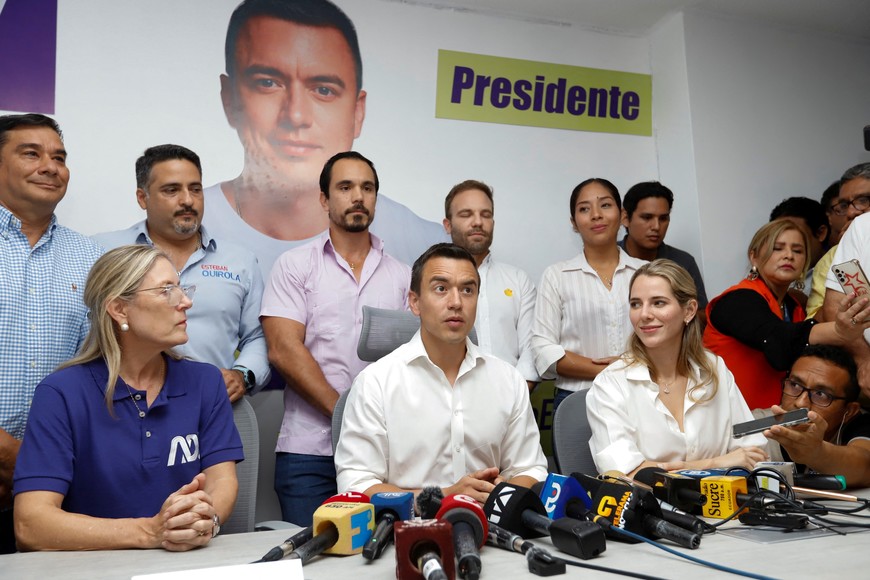 Ecuadorean presidential candidate Daniel Noboa, his wife Lavinia Valbonesi and his mother Anabella Azin attend a news conference, in Guayaquil, Ecuador August 20, 2023. REUTERS/Stringer  NO RESALES. NO ARCHIVES