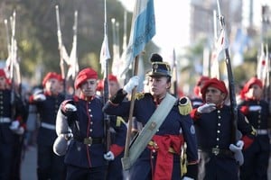 Los granaderos del destacamento “Campo de la Gloria” ingresaron la réplica del sable corvo de San Martín, se efectuó un minuto de silencio a la memoria del Padre de la Patria y las autoridades colocaron ofrendas florales al pie de la llama votiva.