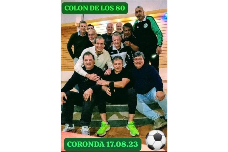 Varios de los que hoy se siguen juntando, compartiendo aquél plantel del 86-87 de Trigili. De pie: Wermer, Belén, Godano, Carnevali, Carmona y Juncos. Agachados: Héctor López, Javier López, Parodi, Caballero y "Quebracho" Gamarra. La cancha de Colón llena, como siempre.