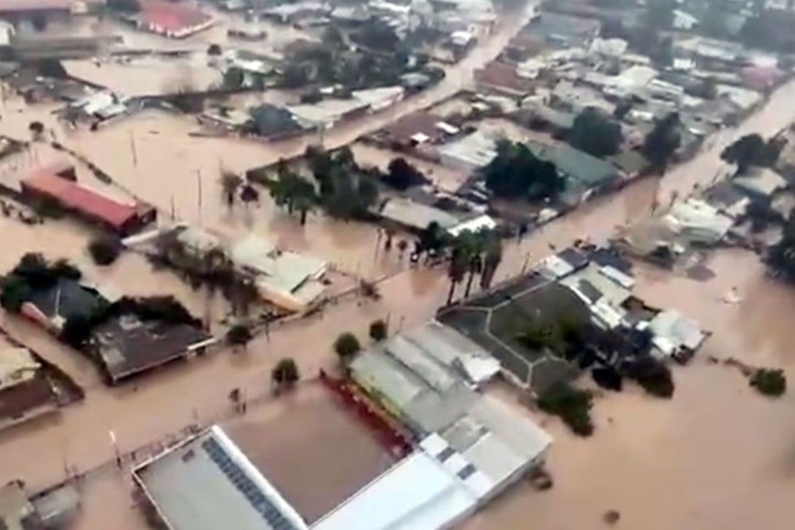 Las inundaciones de los ríos además cortan las rutas dejando a decenas de miles de personas aisladas