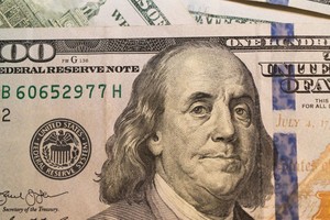 El valor del dólar oficial es de $366,57.