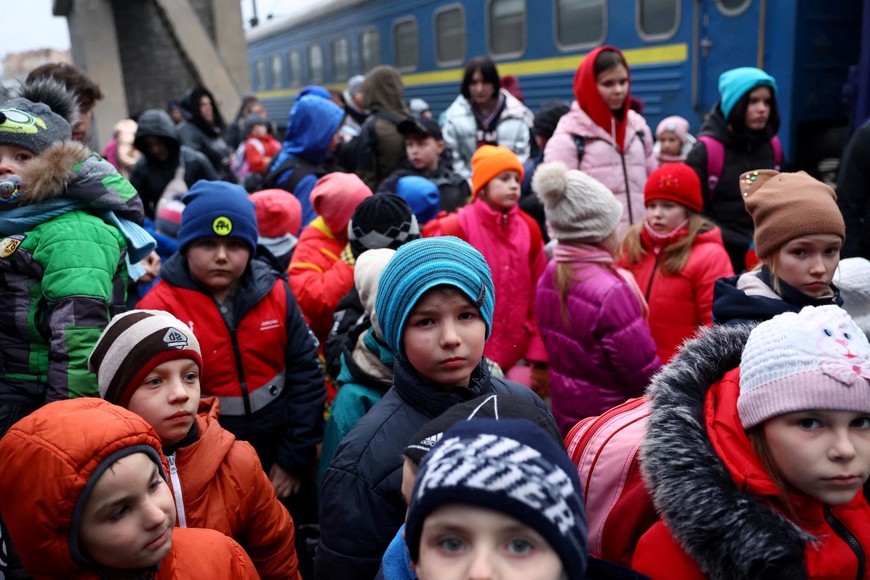 El sufrimiento de los niños que se refugian y huyen de la guerra. Crédito: Reuters
