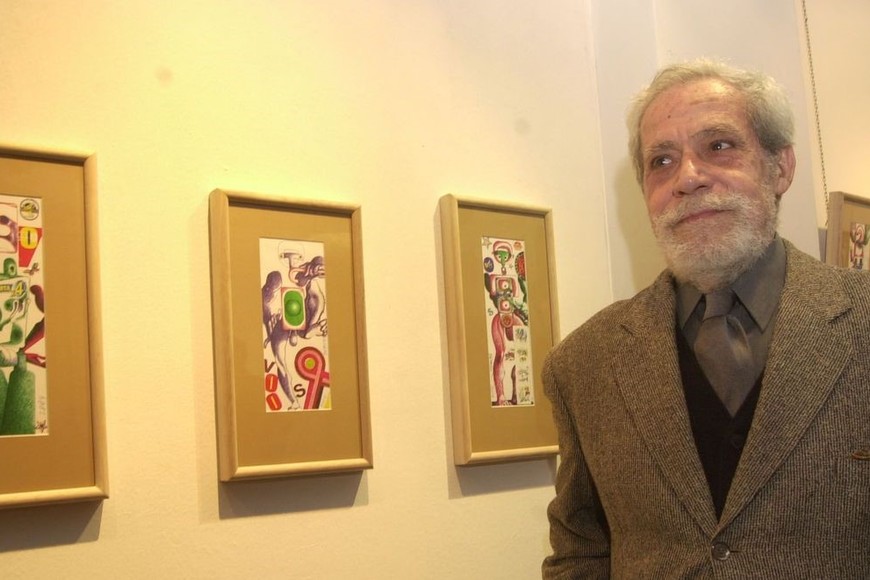 Richard Pautasso junto a sus obras, en una fotografía que se conserva en el archivo de El Litoral. Foto: Archivo