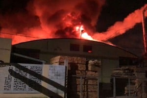 En las primeras horas de la madrugada de este miércoles, un incendio arrasó una maderera en la localidad de Luján.