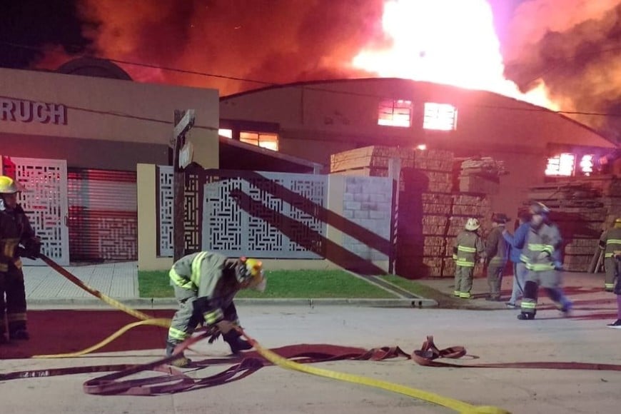 Más de 25 dotaciones de bomberos de toda la región asistieron al lugar