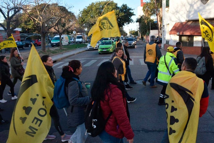 Desde temprano, los manifestantes se movilizan en las calles santafesinas. Crédito: Flavio Raina