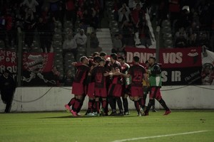 En el medio, copa y Mendoza. Entre el juego de este viernes a la noche (Gimnasia acá) y el sábado 2 de septiembre de tarde (Huracán allá), hay que viajar a Mendoza para jugar con el duro Talleres la Copa Argentina. Seguidilla fatal. Crédito: Agustín Guzmán