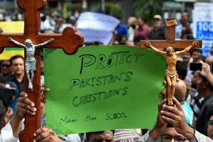 "Protejan a los cristianos de Pakistán", reza uno de los carteles en la manifestación en repudio a los ataques en Jaranwala, en el Punyab paquistaní. La manifestación, realizada en la ciudad de Lahore, fue promovida por activistas de la sociedad civil y miembros de la Comunidad Cristiana.