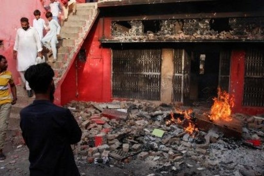 Jaranwala. Numerosas personas a tacaron e incendiaron varios lugares de culto cristianos en Paquistán.