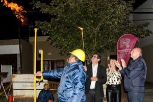 Vallejos y Perotti inauguraron la conexión de la red domiciliaria de gas al GNEA y la apertura de la válvula.