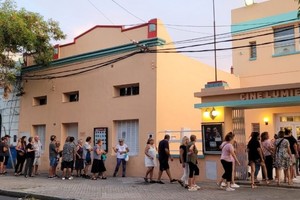 A las 20 se estrenará Clorindo Testa, la película de Mariano Llinás que fue premiada en esta edición del Bafici como Mejor Largometraje en la Competencia Oficial Argentina. Su director estará presente en la sala en un diálogo con Leandro Arteaga.