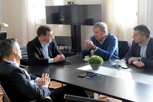 El intendente Emilio Jatón y Fernando Peverengo, secretario de Control, mantuvieron una reunión con referentes del Ministerio de Seguridad de la Provincia. Foto: Gentileza MCSF.