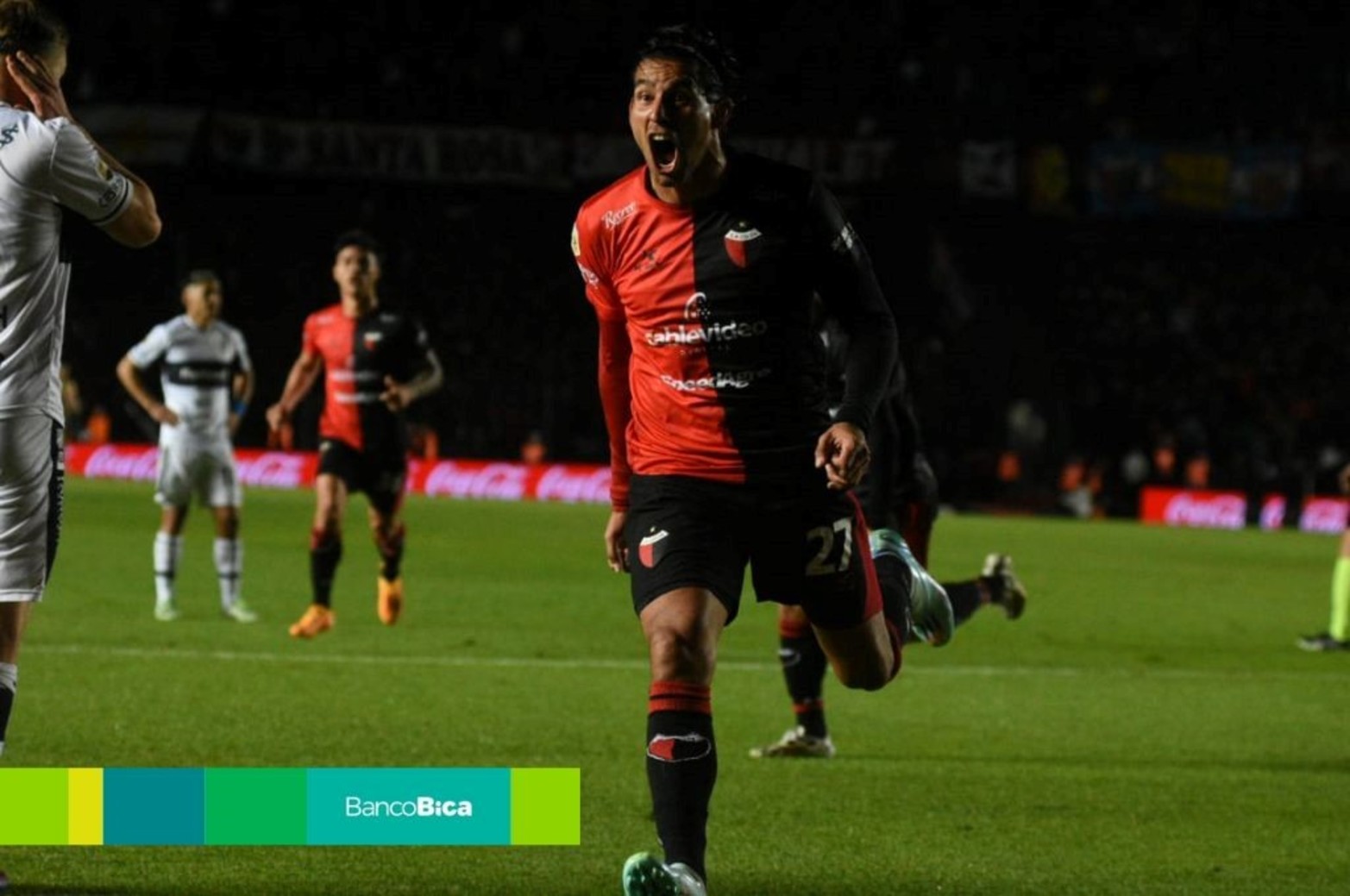 Conejo Benítez hizo el primer gol del encuentro. 