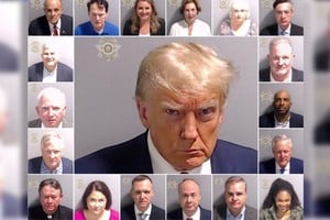 La foto policial de Donald Trump y la de las 18 personas imputadas junto a él en la causa.