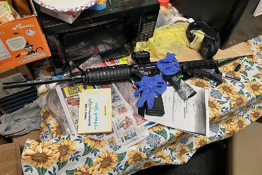 A recovered rifle lies on a table, after a white man armed with a high-powered rifle and a handgun killed three Black people before shooting himself at a Dollar General store, in what local law enforcement described as a racially motivated crime in Jacksonville, Florida, U.S., August 26, 2023.  Jacksonville Sheriff’s Office/Handout via REUTERS    THIS IMAGE HAS BEEN SUPPLIED BY A THIRD PARTY.