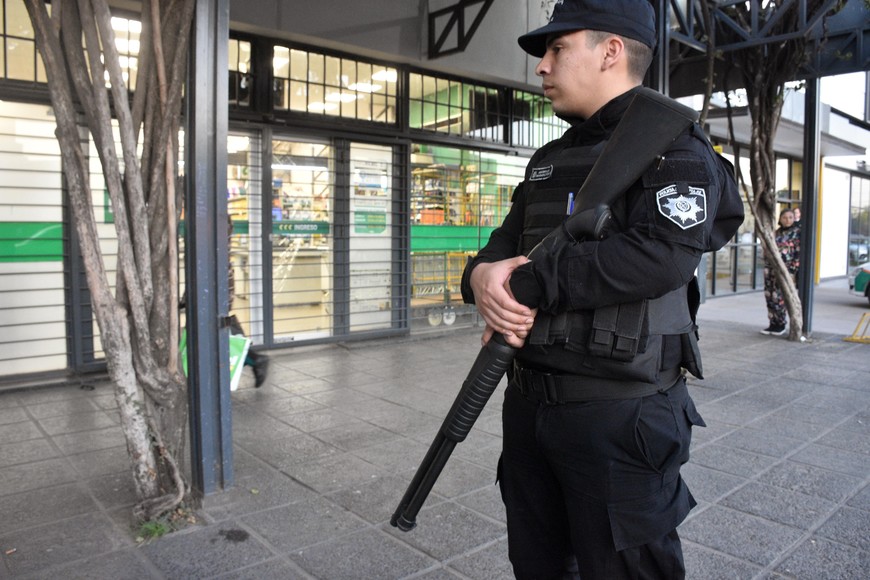 Los involucrados dañaron una puerta de ingreso de blindex al supermercado, ingresaron, arrojaron dos bengalas encendidas y se apoderaron ilegítimamente de gran cantidad y diversidad de elementos que había en el local comercial", relató el fiscal.