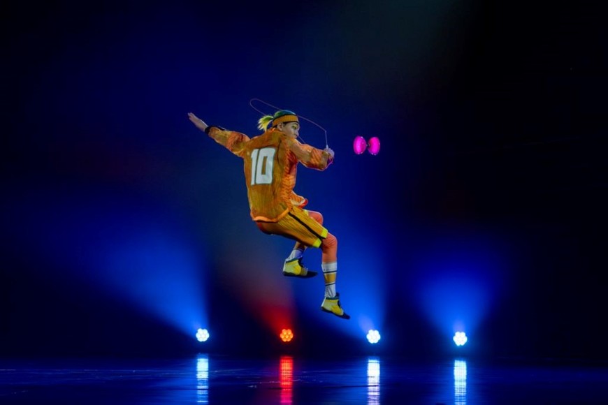 “Messi10” by Cirque du Soleil: Experto en diávolo en el acto "Heart of the Ball"