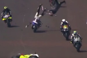 Impactante accidente durante la primera vuelta de la cuarta prueba válida por el Campeonato Brasileño de Motovelocidad.