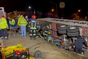 Dos personas murieron y otras tres resultaron heridas .