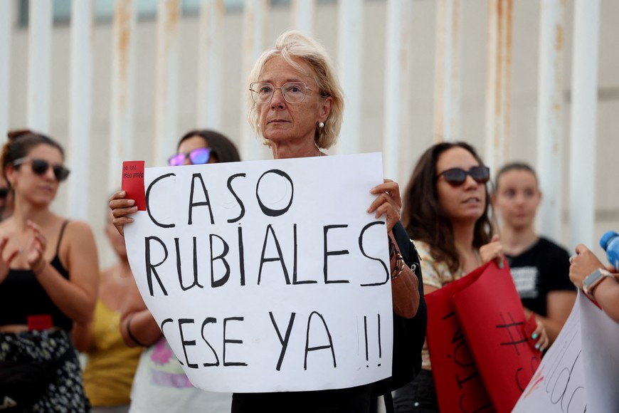 Soccer Football - People protest outside the Spanish Soccer Federation - Ciudad Del Futbol Las Rozas, Las Rozas, Spain - August 25, 2023 
People hold banners as they protest against President of the Royal Spanish Football Federation Luis Rubiales REUTERS/Isabel Infantes