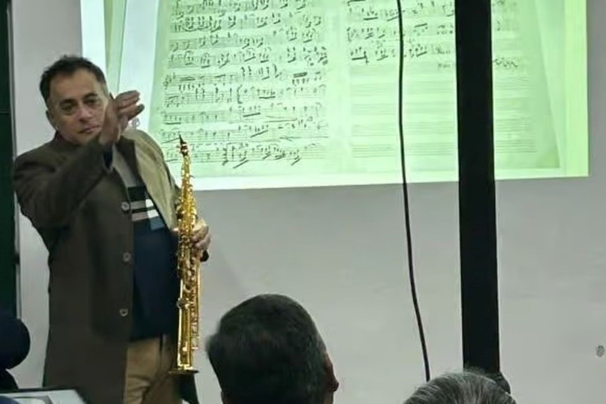 El director de la Banda Municipal "Cayetano Silva", Ezequiel Fernández, a punto de interpretar una de las composiciones del homenajeado.