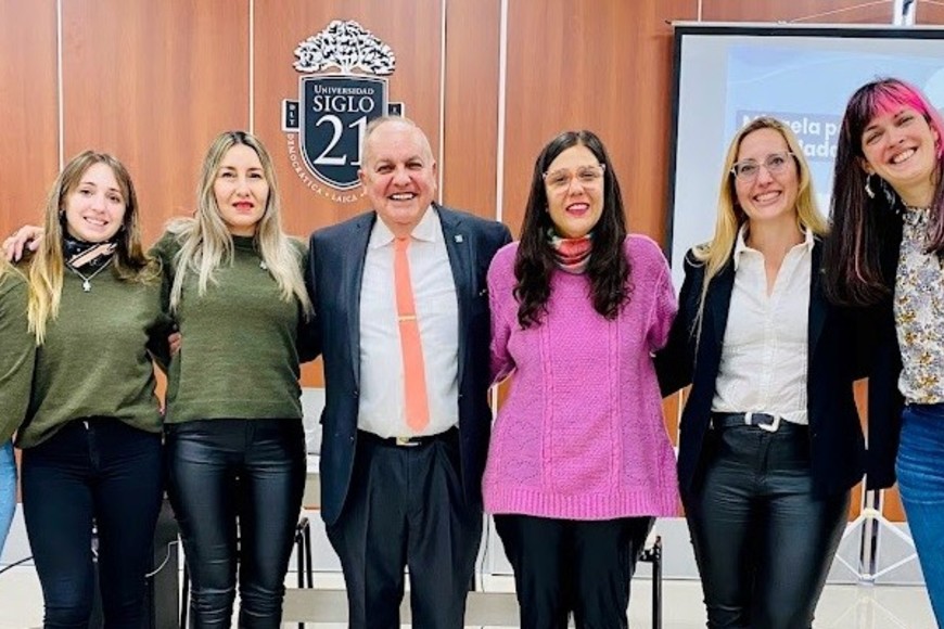 En la celebración de la firma, estuvo presente la ministra María Florencia Marinaro, acompañada de la Directora Provincial de Capacitación en género y diversidad, Sol Rodríguez.