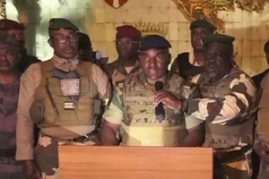 Después del anuncio oficial por la noche de la victoria de Bongo en los comicios del sábado con el 64,27% de los votos, doce militares aparecieron en televisión para anunciar la disolución de las instituciones del Estado.