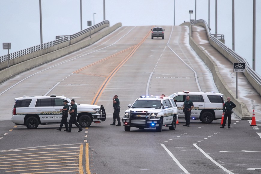 Police block the entrance to the beach on Belleair Causeway amidst rain and gusts caused by Hurricane Idalia in Clearwater, Florida, U.S., August 30, 2023. REUTERS/Adrees Latif